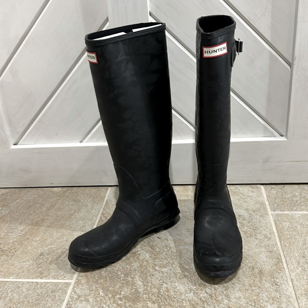 Hunter boots. Size 8 but fits 8-9.  In great condition. They look new.